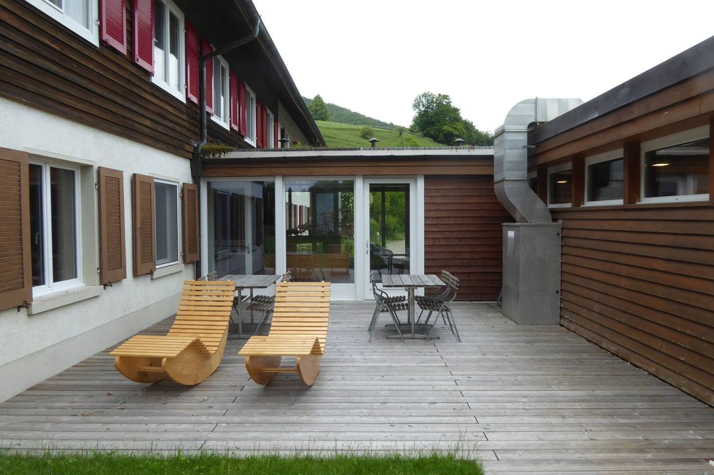 HS Gartenbau GmbH Hofer & Steiner Terrasse mit Holzliegen