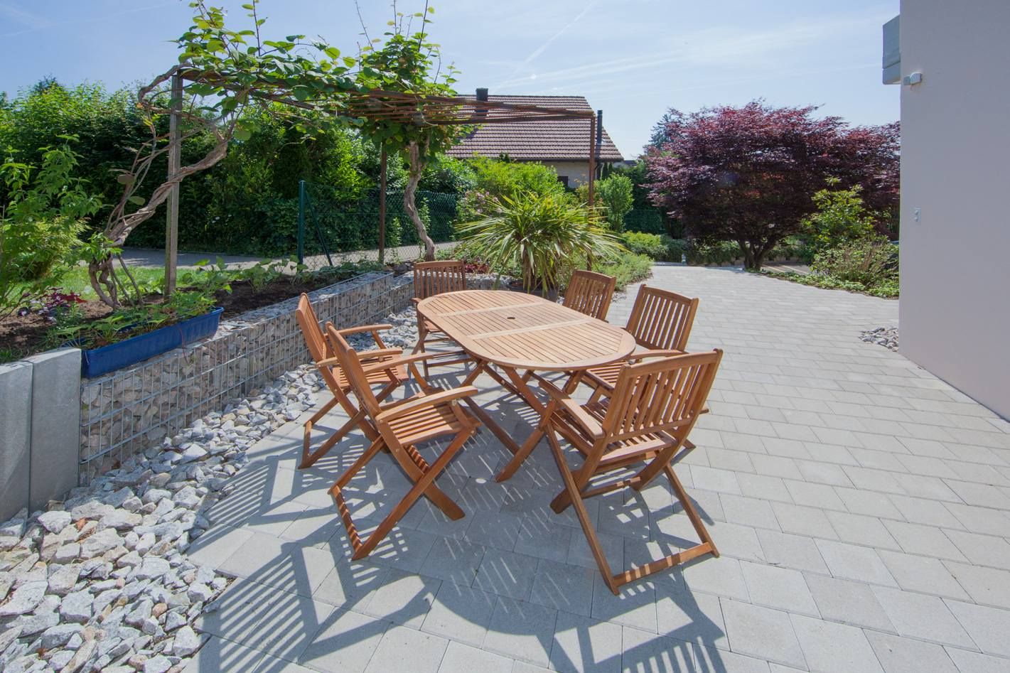 HS Gartenbau GmbH Hofer & Steiner Terrasse mit Holzmöbeln