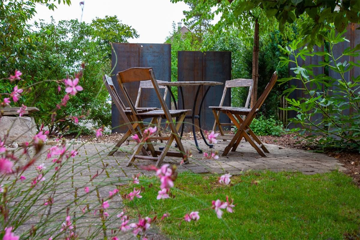 HS Gartenbau GmbH Hofer & Steiner Terrasse mit Stühlen