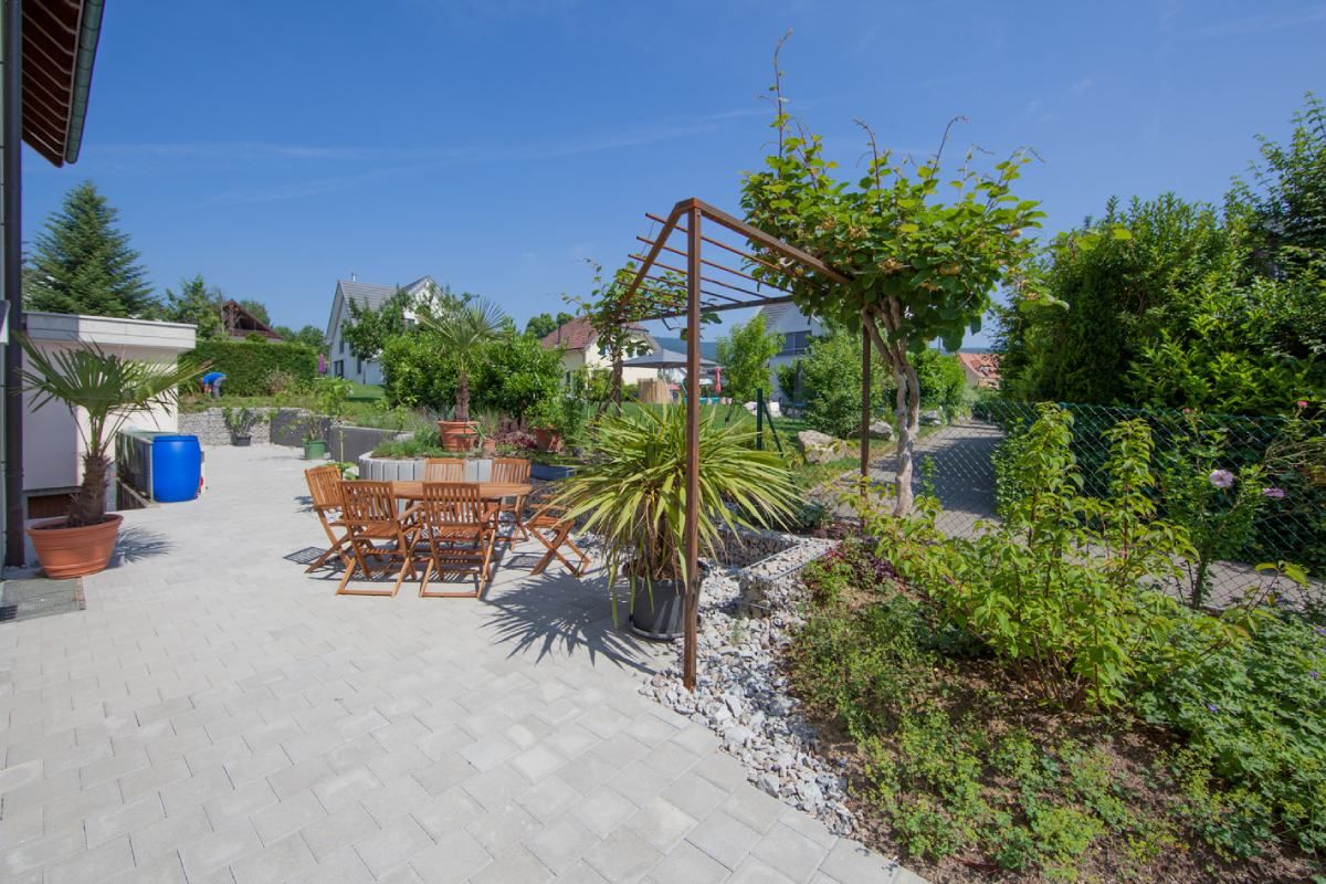 HS Gartenbau GmbH Hofer & Steiner Terrasse sommerlich